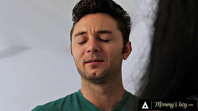 MOMMY'S BOY - دانشجوی آویزان اولین اجاره بها را می پردازد و به صاحبخانه شاخدار کوگار الکساندرا سیلک می دهد
