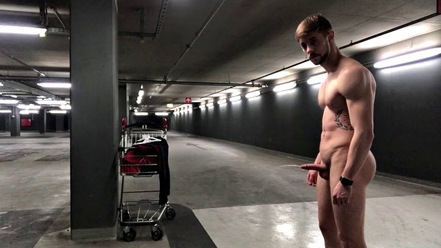 Ragazzo tedesco, parcheggio pubblico, garage, nudo all'aperto, sperma, masturbazione, cazzo piccolo, cazzo grosso, muscoloso, atletico, giovane