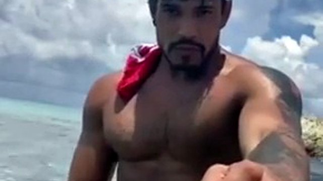 playa nudista mamá