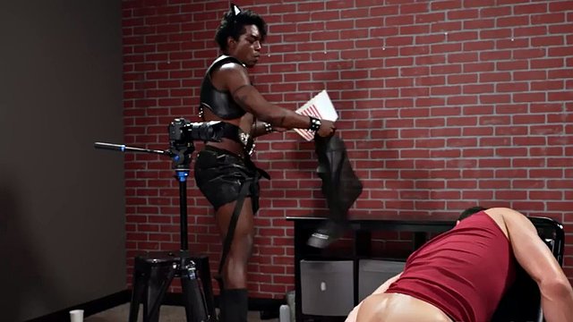 Il tossicodipendente IR alimentato da popcorn viene scopato in cosplay anale
