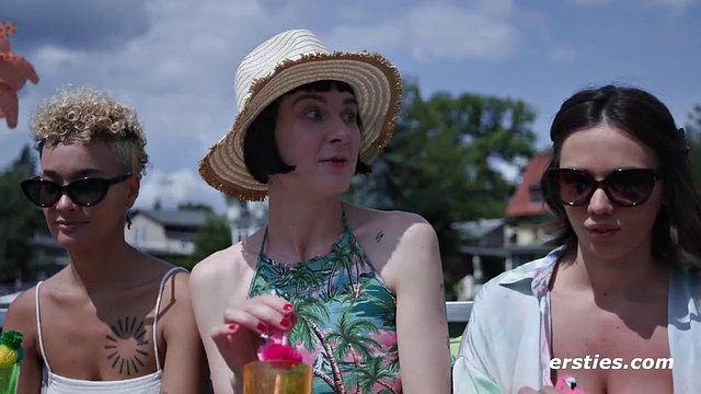 イブ・スウィートとデルフィーネ・ダリアが情熱的な女の子たちと野外レズビアン・ボート・パーティーに火をつける