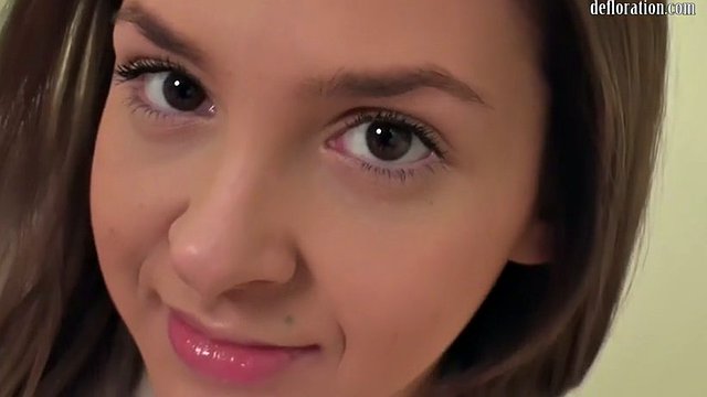 magnifica natasha varley espone la sua figa vergine in primo piano