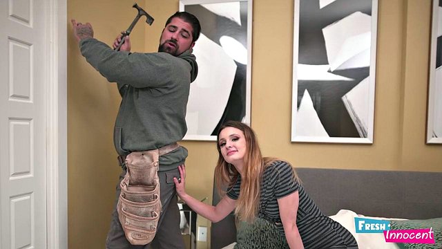 かわいい小柄なココ・アイビーが便利屋の巨大なチンポで破壊される