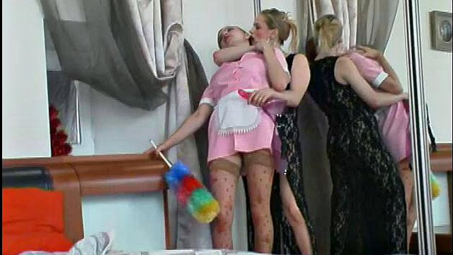 Susanna & Marion - Backdoorlesbians g004 : blonde, brune et porno russe