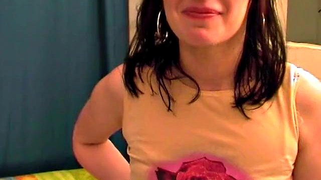 Dansk Gitte spiller Hooker og viser frem virksomheten