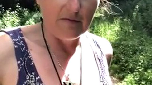 O melhor cheiro do mundo! Cheirando meus dedos enquanto ando em um vestido curto pela floresta