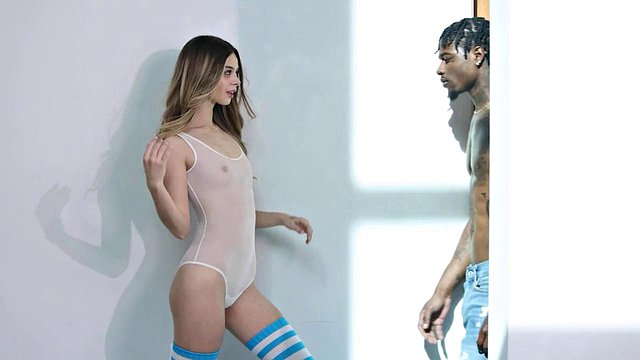Kristen Scott golpea el culo de Scarlett Sage por primera vez