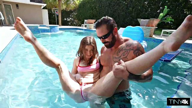 La teenager tettona Alana Rose implora un grosso cazzo per distruggere la sua intuizione