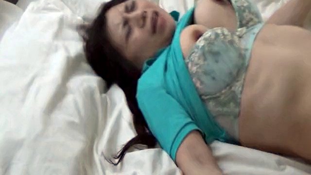 M548G02 Erotic and sweet help aunt