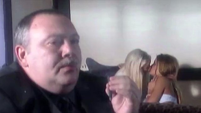 Wunderschöne Lesben lecken leidenschaftlich ihre Muschis und benutzen einen Umschnalldildo, während der Kerl eine Zigarre raucht