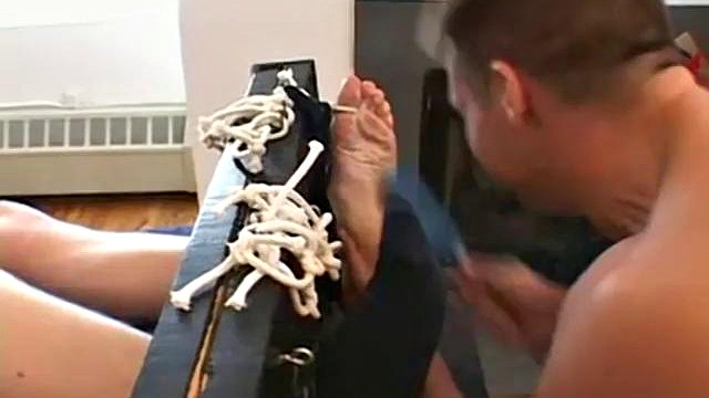 Bryan Tickls Francis - Bryan Francis'i işaretliyor