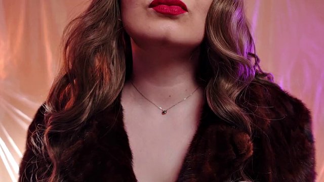 ASMR kürk manto fetişi, kısa deri eldivenlerle vaping sigarası (Arya Grander)