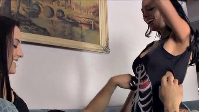 Veronice Love y Roxanne Rae asfixian a Rich Cannon mientras le hacen una paja