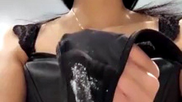 Uma grande porção de urina para um escravo travesso. Dominação Feminina