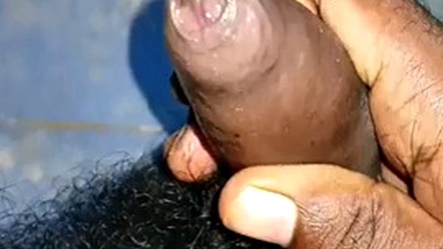 Gutte onani på badet
