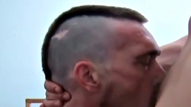 Lederhosen Deutscher Schwuler wird in hausgemachtem Dreier gefistet