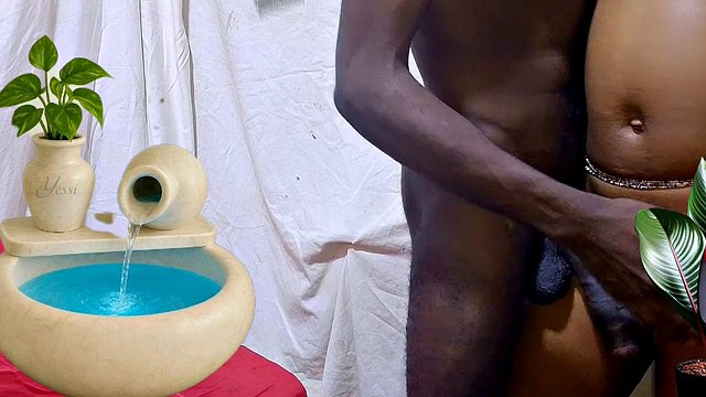 Dicks3x rasiert seinen großen Schwanz glatt mit einer Salonmaschine