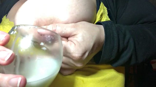 Melkeaktige bryster: Store pupper, amatør- og soloporno