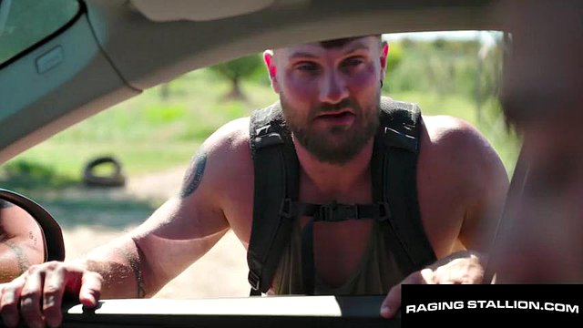 RAGING STALLION - Auto-stop pendant la vague de chaleur en Espagne - Ripe Pits & Big Dick Bareback: porno gay