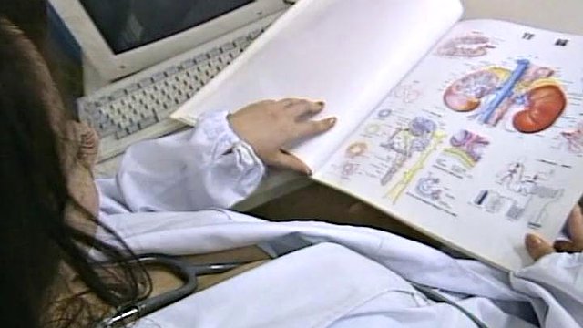 장난 꾸러기 간호사가 그녀의 환자에게 큰 입으로 큰 시간을 주었다.