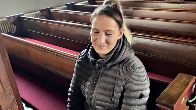 ¡Acólito se folla a una milf rubia cachonda en la iglesia! ¡Recibe el bendito esperma!