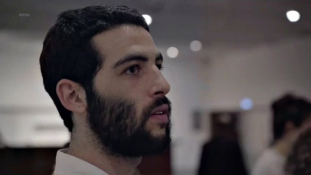 Danza di improvvisazione nuda per un pubblico