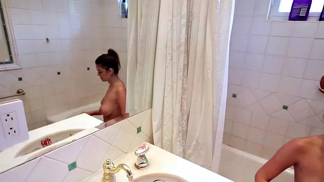 Die vollbusige Carrie Brooks wird für die Hausreinigung mit einem Schwanz belohnt