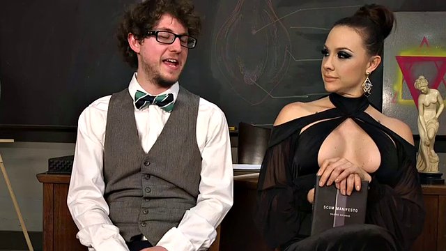Domina i klasserommet fikser en college-sub i en CBT BDSM-økt