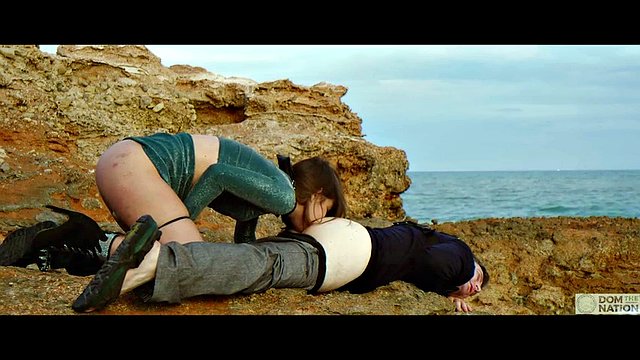 Lécher les pieds soumis et manger du cul par la mer