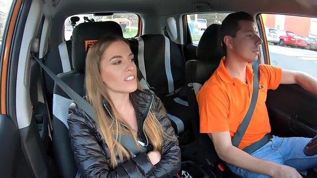 Insegnante di cockrides studentessa di guida magra