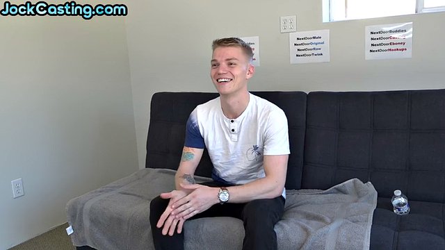 No casting, amador ingênuo pendurado puxa seu pau