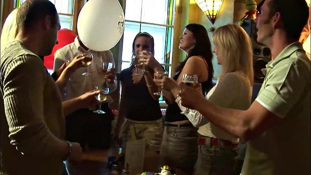Mädchen feiern gerne hart und schmutzig: Große Titten, Blowjob und Amateurpornos