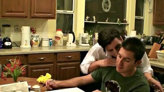 mamma francese scopa mentre fuma