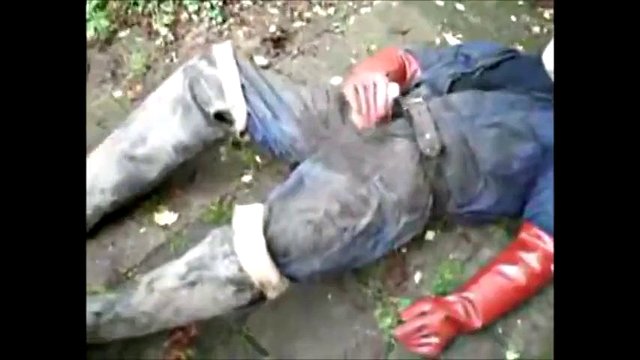 bravo ragazzo in trampolieri, stivali di gomma, fango e tuta