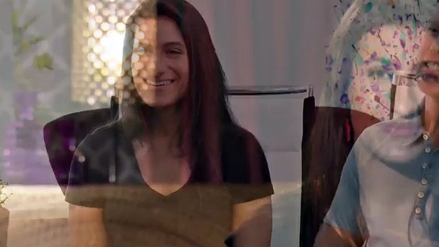 la chambre rouge est pleine d'échangistes excités prêts à continuer à se baiser dans une grande orgie pour une émission de télévision