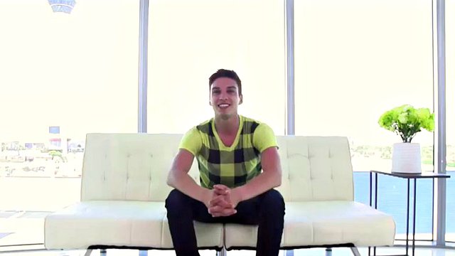 gaycastings joli minet veut sucer de l'argent sur cam