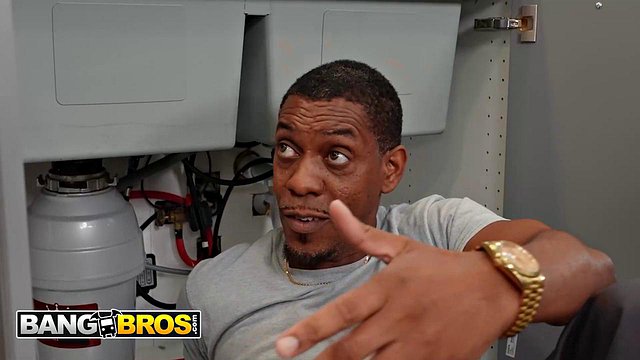 BANGBROS - Lola Fae seduce l'idraulico e si fa sfondare la figa finché non è inzuppata di sperma