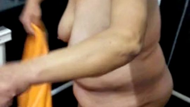 Chinesische Großmutter im Bad