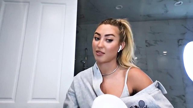 Blonde Stefanie Knight Eagerly Opens Her DMS For Lusty Guys
