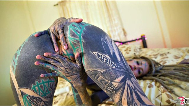 Tattoo Girl Masturbuje, Prsty Její Pussy A Zadek