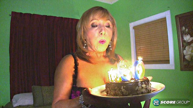 Luna Azul MILF Stuffed with Double Chocolate Cumshot
