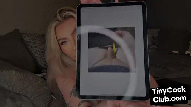 Naughty Blonde Dirty Comment en línea