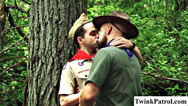 Twink ssie dużego kutasa przed patrolem policyjnym na świeżym powietrzu