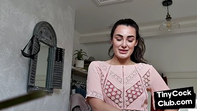 Kadin hakimiyeti CFNM bebeğim küçük yarak alay ediyor ve onu alay ediyor
