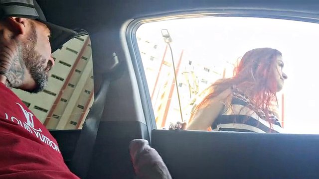 Risikabelt håndjobb på gaten for Novinha som ventet på bussen