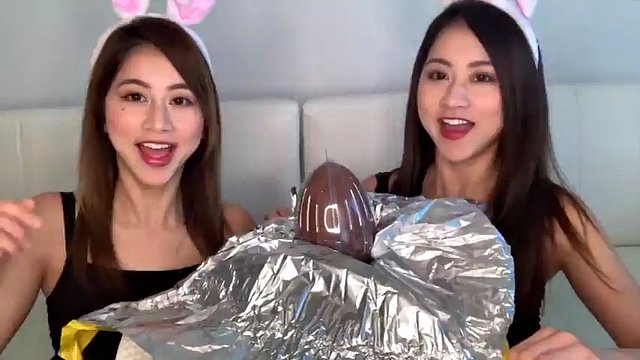 Japonská dvojčata lízající čokoládové vejce ASMR