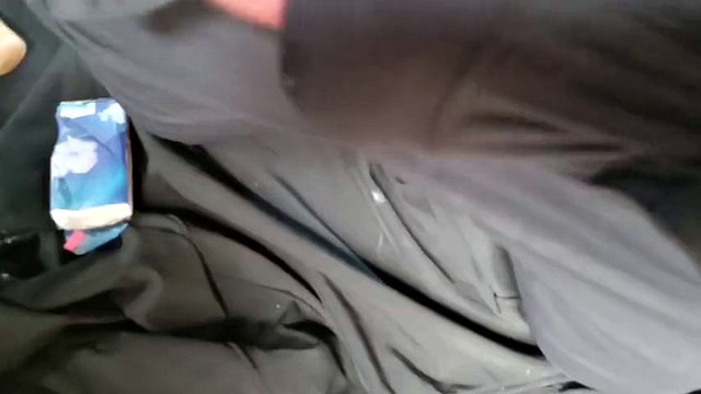 Orino en una botella, me follo el culo peludo y me corro en mis bragas