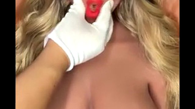 Blond sexuální robot s velkými prsy a utaženou kočičkou