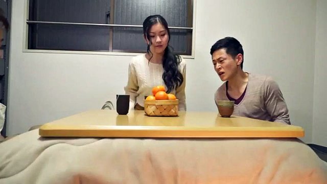 Hina conclude la giornata con una scopata dopo cena: pompino, pecorina e porno con cowgirl