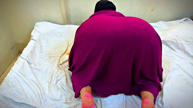 Aria Mia stapper leketøy inn i Chubby Big Ass, Close-Up Pleasure